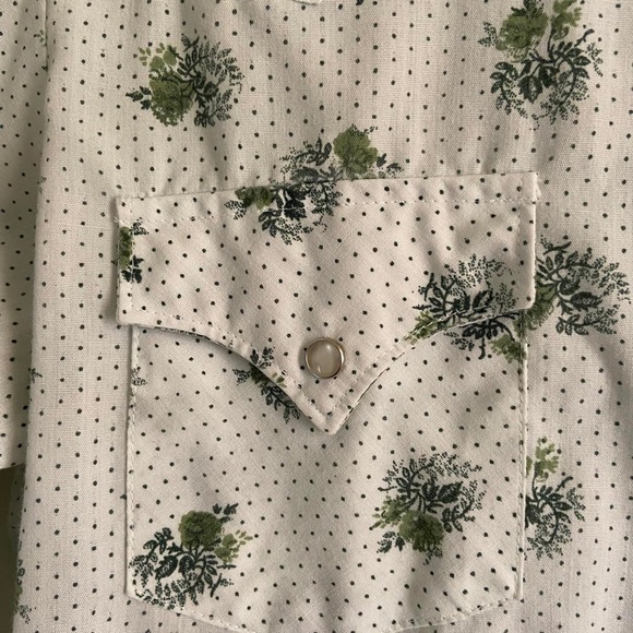 Vintage Western Fashions women’s mother of pearl snap shirt. Floral print. - Picture 2 of 3